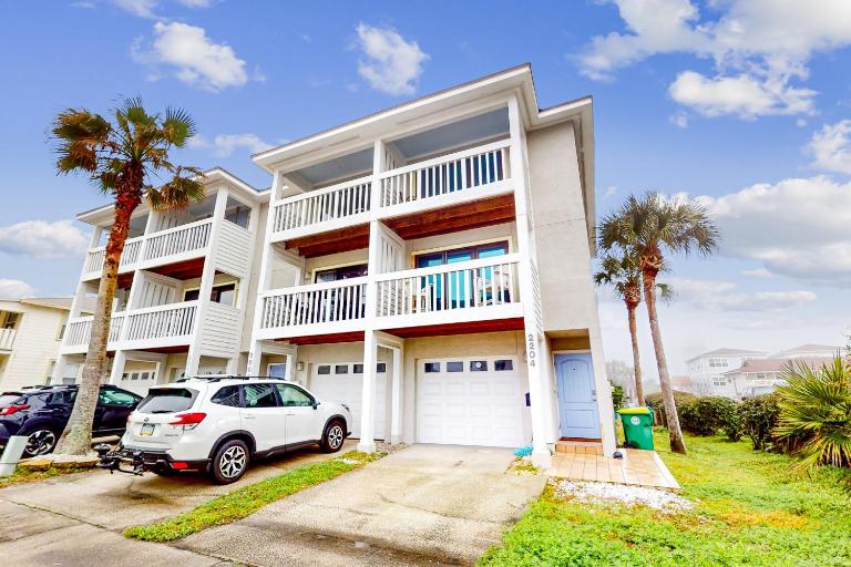 Ocean-view townhome with balcony & W/D - walk to beach - dog-friendly - Bed and Breakfast Jacksonville Beach