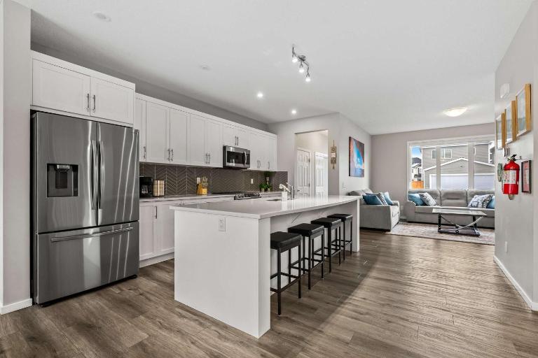 Family 3BR Suite w Kid's Play Tent, FREE Banff Pass, Netflix! - Chambres d'hôtes Calgary