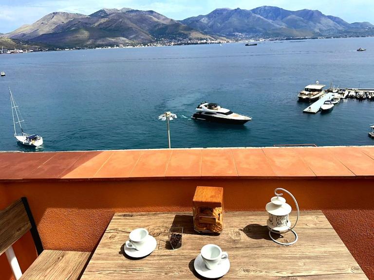 Sunflower Marina -Attico Vista Mare- - B&B Gaeta