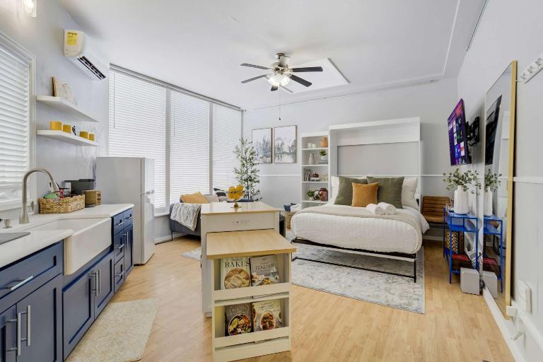 Indigo Cove Modern Studio near Historic Uptown - Bed and Breakfast Colorado Springs