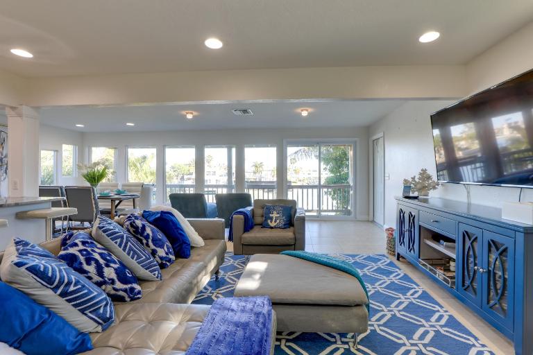 1 Block to Beach! Boutique Condo at John’s Pass - Bed and Breakfast St. Pete Beach