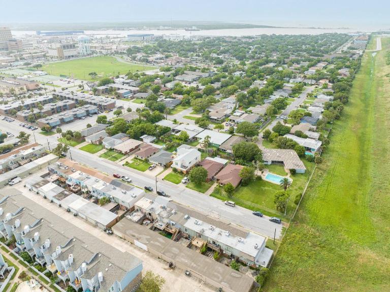 Island Pride Coastal Condo - B&B Galveston