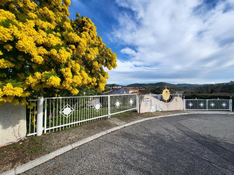 15mn, Cannes, Fréjus, Villa la Soleiade , Gites , type T2, clim, piscine, parking au Lac de Saint-Cassien VAR - B&B Montauroux