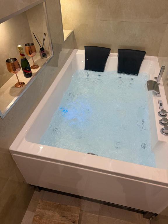 LES BULLES DE MONA - Passion - Spa - Clim - B&B Lyon