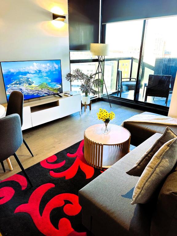ADEK Apartment North Melb-Stylish 2BR Apartment with Pool, Gym & Parking - Chambres d'hôtes Melbourne