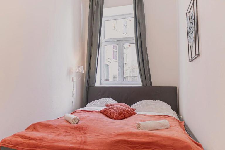 Modern 2BR & 1LR Apt Near Westbahnhof for 6 Guests - Bed and Breakfast Wenen