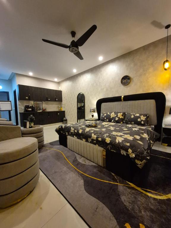 Modern Studio Luxe heaven in Etihad town - B&B Lahore