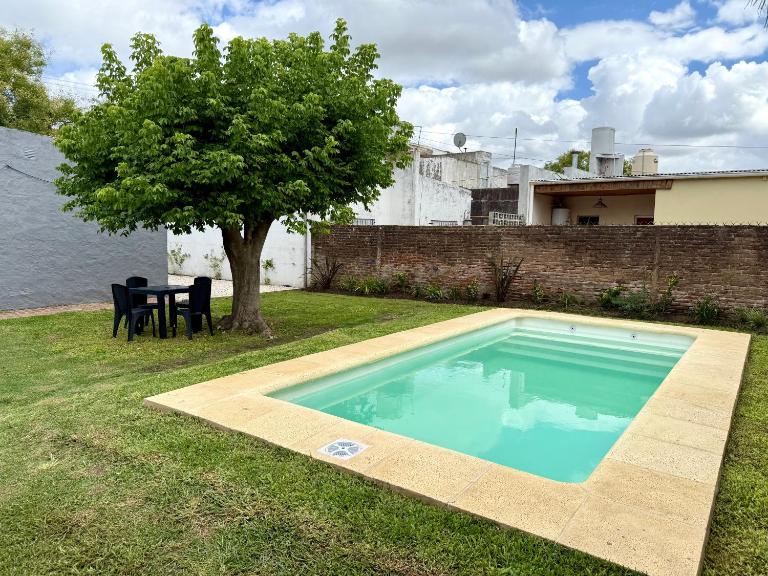 Casa céntrica en Chascomús con pileta - B&B Chascomús
