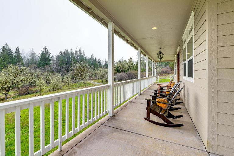 Limpy Creek Access! Family Retreat in Grants Pass - B&B Grants Pass
