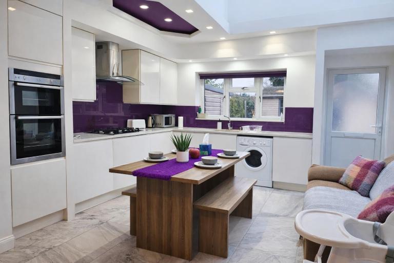 Spacious 5BR Home with Garden, Games & Parking Near Heathrow Windsor - B&B Slough