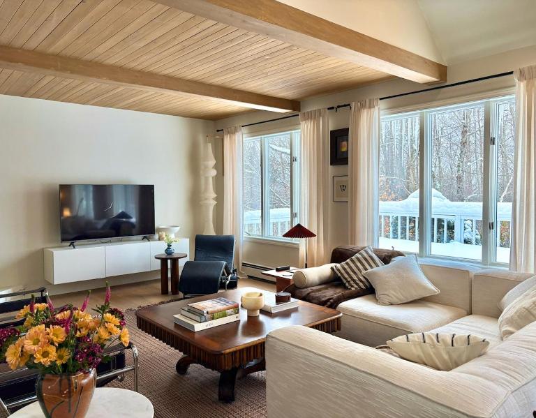 Green Mountain Sanctuary - An Artful Vermont Home - B&B Manchester