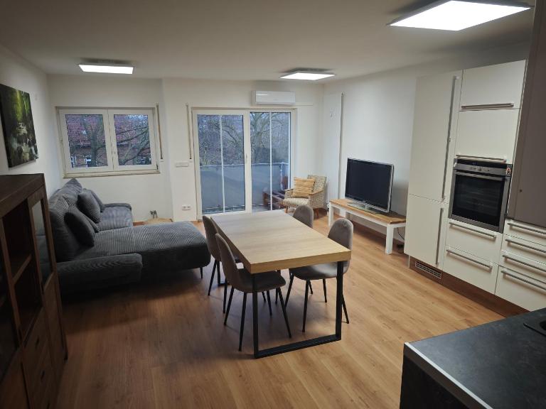 Moderne helle 75qm Wohnung am Salbker See inkl Parkplatz, Balkon - Chambres d'hôtes Magdebourg