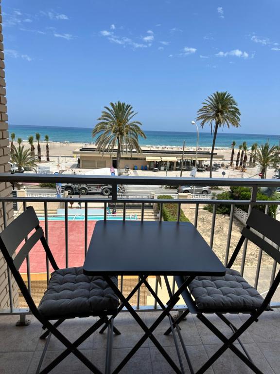 Apartamento con vistas al mar con piscina y parking en primera línea en Playa de San Juan, Alicante - B&B Benimagrell