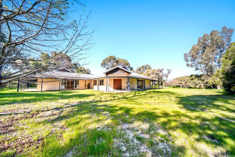 Cockburn Airoprt 6BR Farmstay nr Fremantle&Beach - B&B Perth