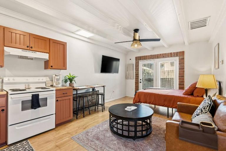 Cozy Casita for Two Near 4th Ave & UofA - B&B Tucson