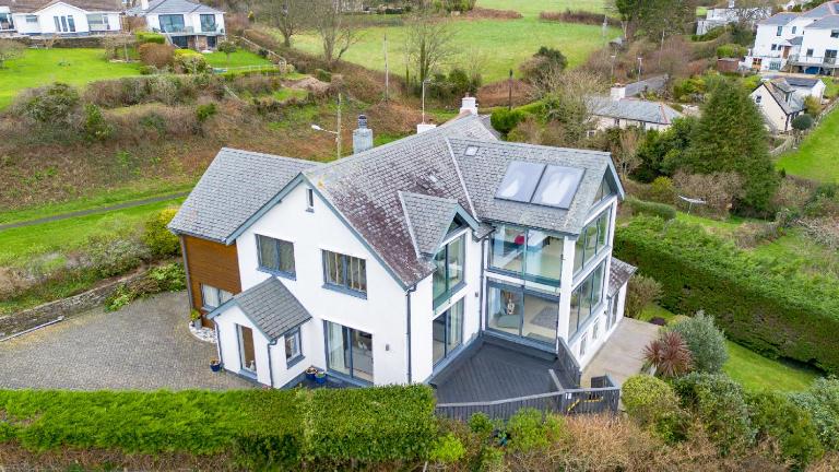 Spacious Coastal Retreat with Sea Views - B&B Torcross