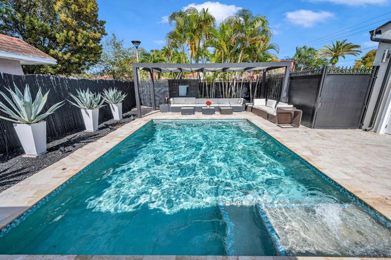 Blue Heaven Poolside Retreat Brickell Sleeps 13 - B&B Miami
