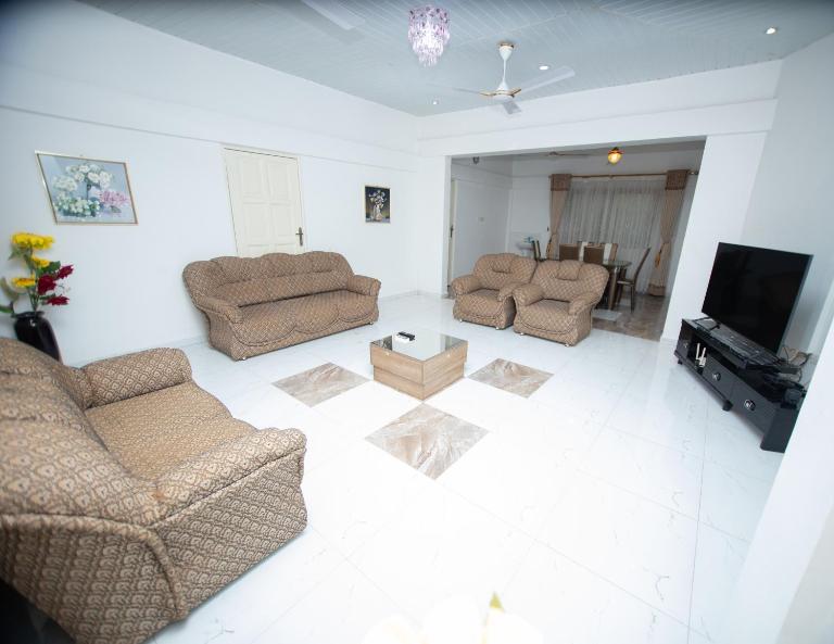 J Net Estates - THREE BEDROOM APARTMENT - Ferienwohnung Accra