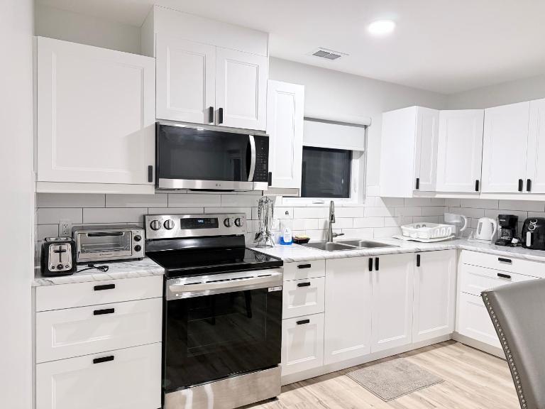 Private 1BR Suite with Kitchen, Laundry, Parking & 1 Gigabit Internet - B&B Whitehorse