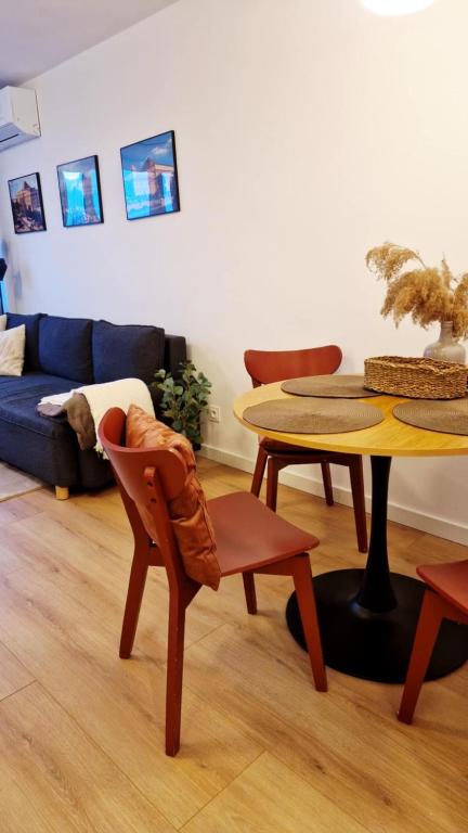 Pola Mokotowskie Apartment next to metro Station - B&B Warsaw