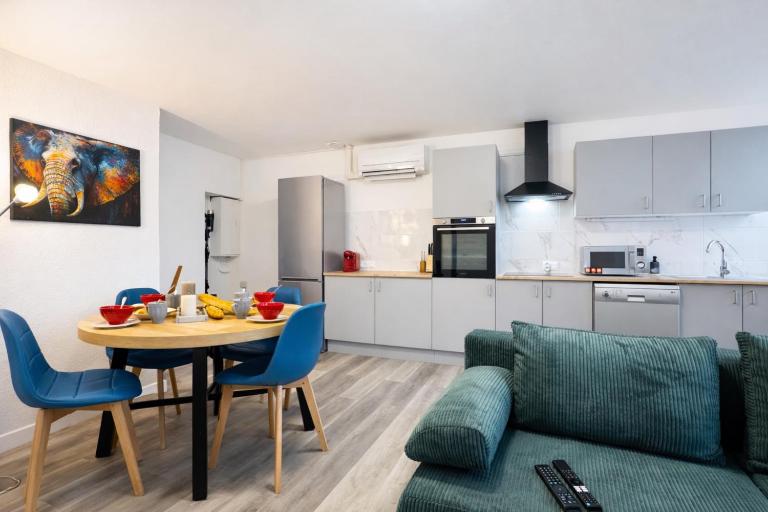 Le Trilou - By BEST KEYS - Triplex Totalement Climatisé 3 Chambres - Lit King Size - Smart TV Canal Plus & Amazon Prime - Cuisine Équipée - Télétravail - Proche Centre & Canal de Bourgogne - Check-in Autonome - B&B Brienon-sur-Armançon