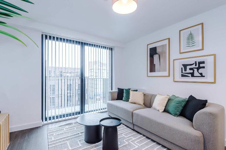 Modern 2BR Apartment w Secure Parking Salford - B&B Manchester