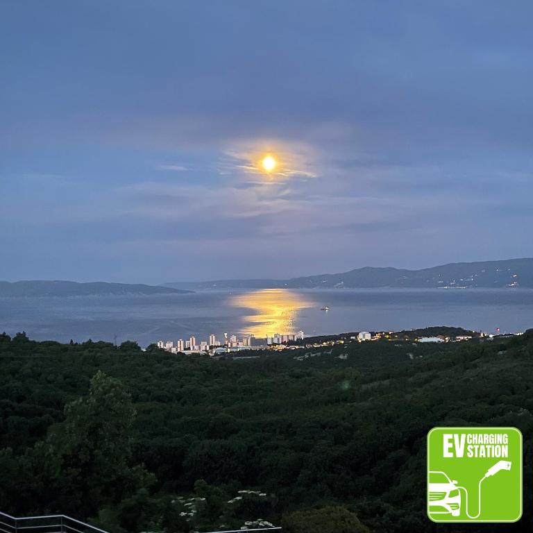 TERRA MAGICA DELUXE Apartment Or Room with Free Parking, Terrace and Sea View - B&B Rijeka