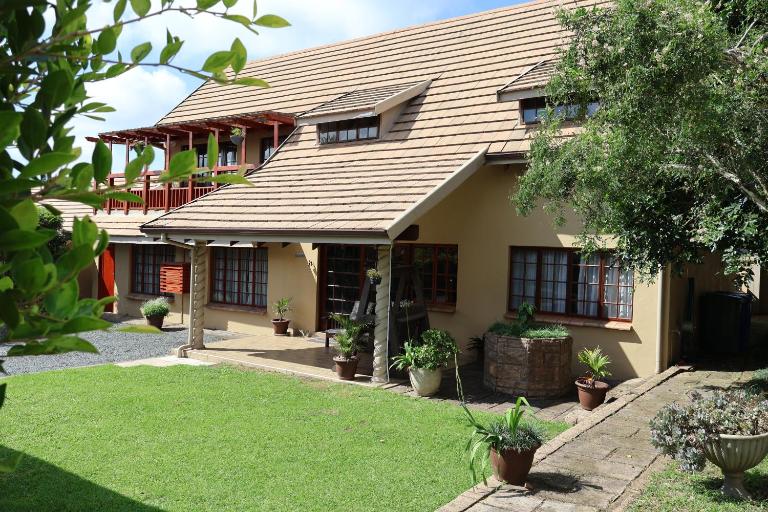 OAK HOUSE, Entire holiday home, Self catering, fully equipped, double storey, 3 bedroom, 2 bathroom, outside entertainment, Braai area, 300sqm home - B&B Hillcrest