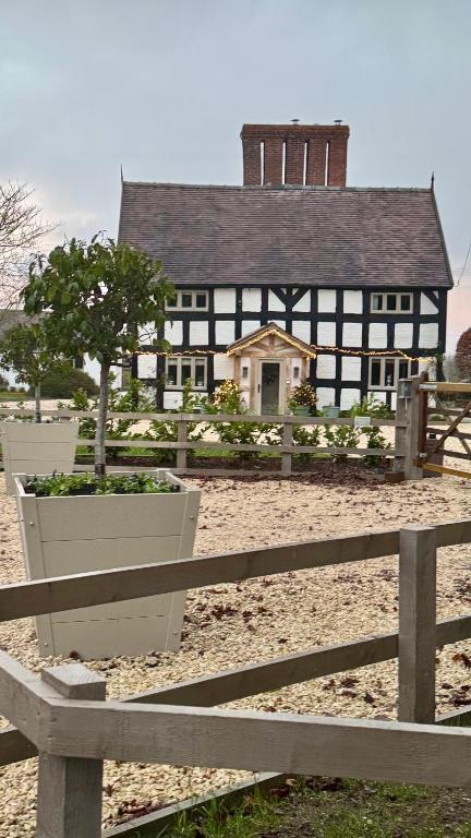 Spenford House 1640 listed house Idilic Location pub walking distance - Bed and Breakfast Shrewsbury