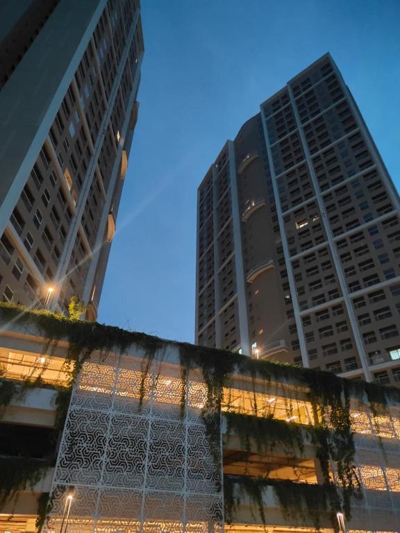 Spacious 2BHK Apartment in GIFT City for Families & Pros with Free Parking and pool - Chambres d'hôtes Gandhinagar