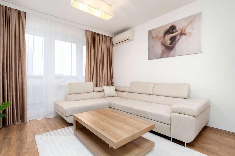 Family Apartment in Rzeszów Center with Air Conditioning and City View by Noclegi Renters - B&B Rzeszów