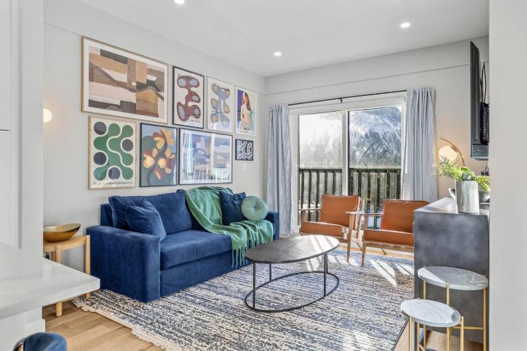 Stylish 4BR Near DT Balcony Mtn View Sleeps 14 - B&B Canmore