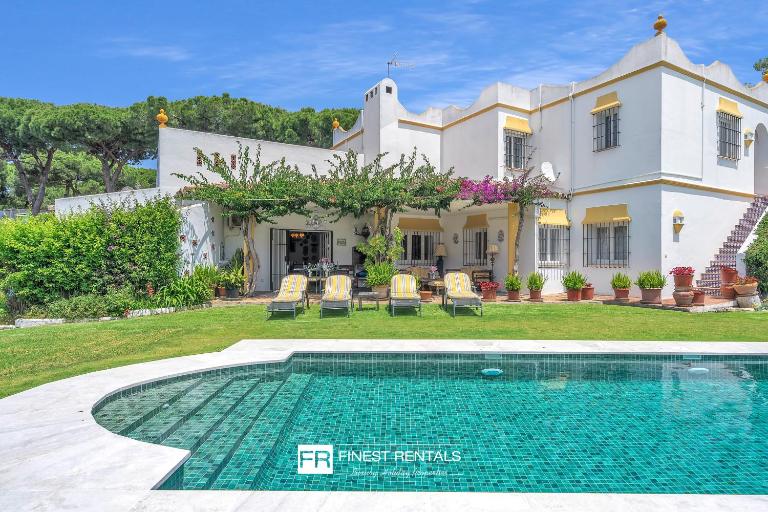 Villa Arin - Beachside Family Home by Finest Rentals - Ferienwohnung Estepona