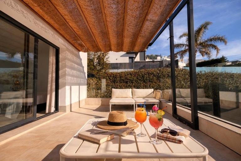 Luxury Villa Cala Montgó, Private Pool and Direct Beach Access - B&B l'Escala
