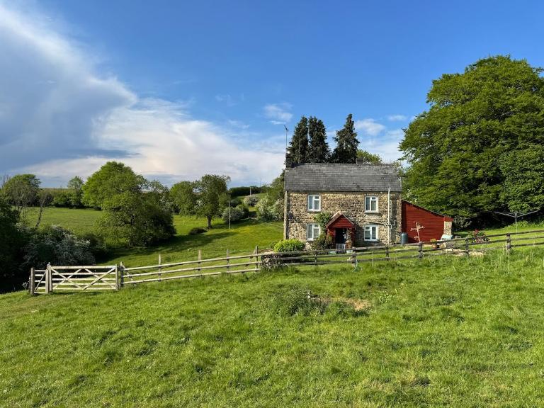 Cotswold Cottage with Private Valley Views - Only 15 Minutes from Cheltenham & Stroud - Bed and Breakfast Gloucester