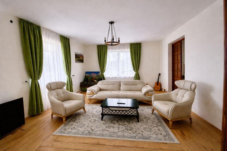 Gudauri Deka House, Balcony & Mountain Views - B&B Gudauri
