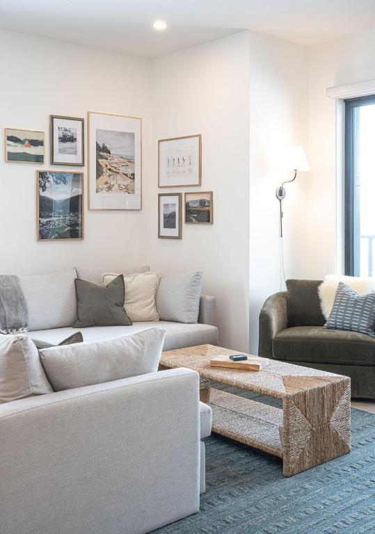 Powder and Par Penthouse by Revelstoke Vacations - B&B Revelstoke