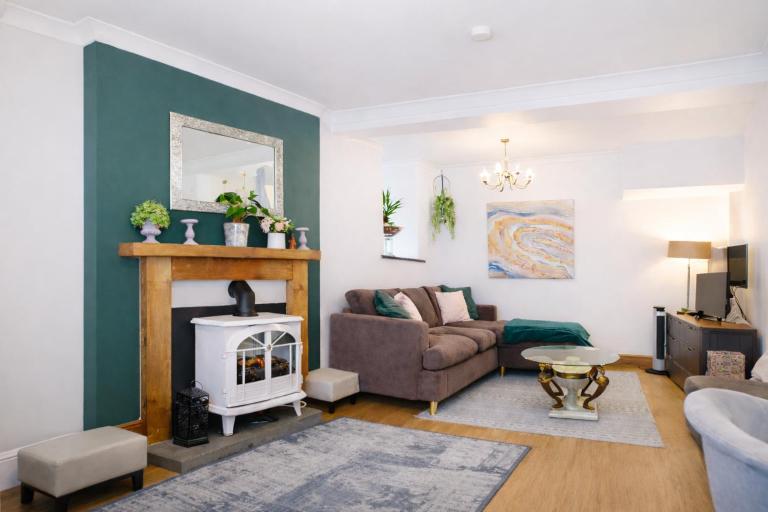 Cosy Coastal Townhouse 10-Min-Drive to Beach - B&B Bridgend