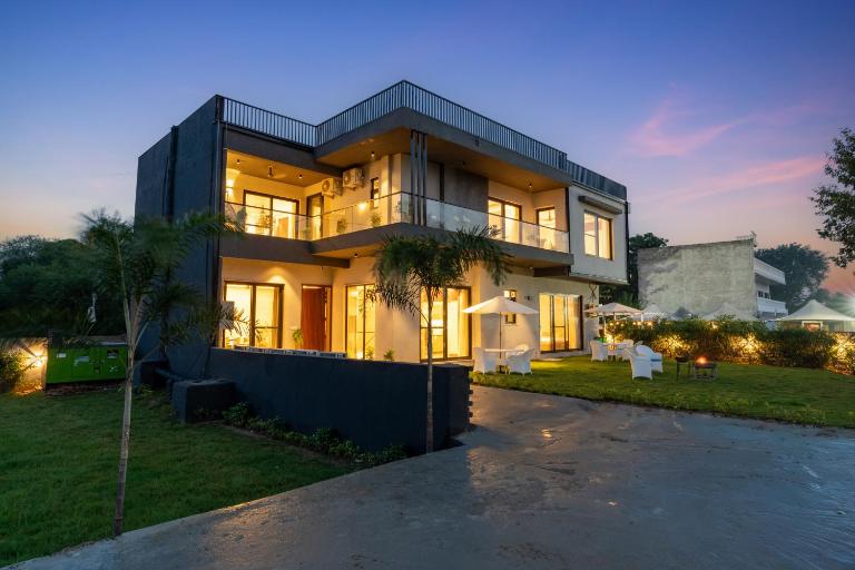 ELIVAAS Signature Gardenia 4-BHK Farmhouse with Private Pool, Game Zone, & Lush Garden - B&B Dera Māndi