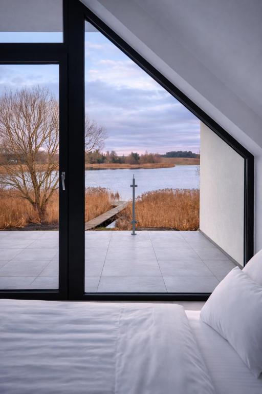 Nad Samą Wodą Villa Luksusowy dom nad Jeziorem z prywatnym pomostem i jacuzzi - B&B Pasym