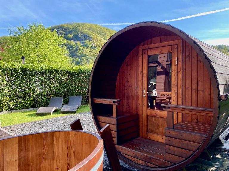 Chalet Eifelliebe with private sauna, fireplace and pure nature - B&B Heimbach