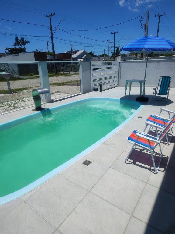 Casa espaçosa com piscina, a 2 quadras do mar! - B&B Guaratuba