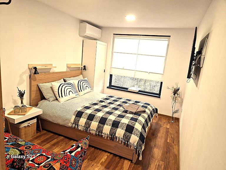 Georgia Tiny House - Hiperbara Livezeni Mures - B&B Livezeni
