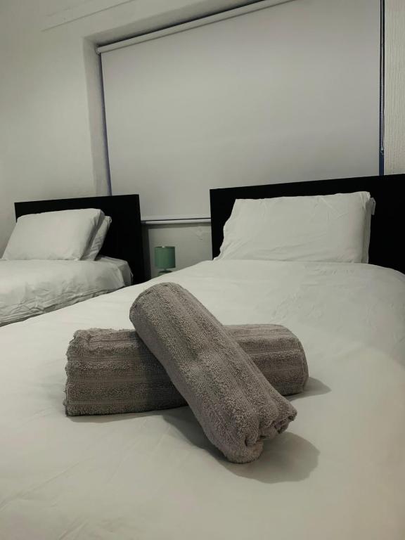 Modern 3-BR Home on Edge of City Center With Free Parking - B&B Manchester
