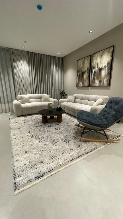 شقة حديثة غرفة ماستر وصاله ومطبخ bedroom, living room and kitchen - B&B Dammam