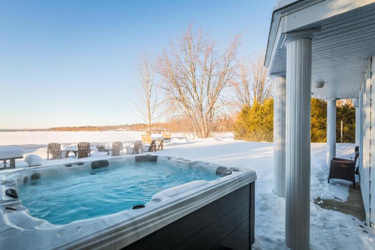 Chalet Blanc with Private Beach & Hot Tub - B&B Rigaud