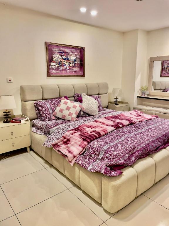 Girls Inn 1BHK with Pool, Gym & Sauna plus FreeSkinCare - Bed and Breakfast Islamabad