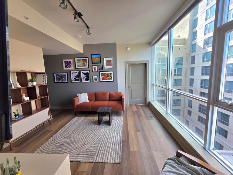 Downtown 3-bedroom Apartment Steps to Convention Center, Petco Park, with Pool, Gym, Parking - B&B San Diego