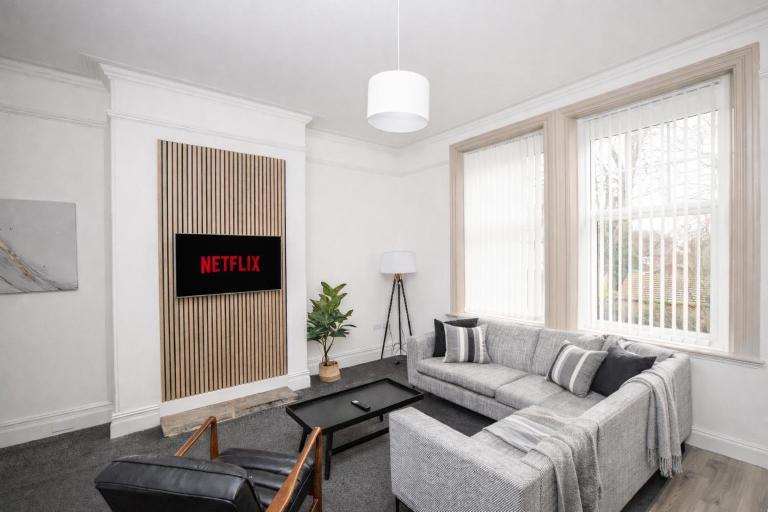 Blenheim by Alt-Stay Contractor Accommodation - 3 Bed Contractor Apartment With Parking, Wi-Fi & Full Kitchen - Ideal For Long stays - Ferienwohnung Wakefield