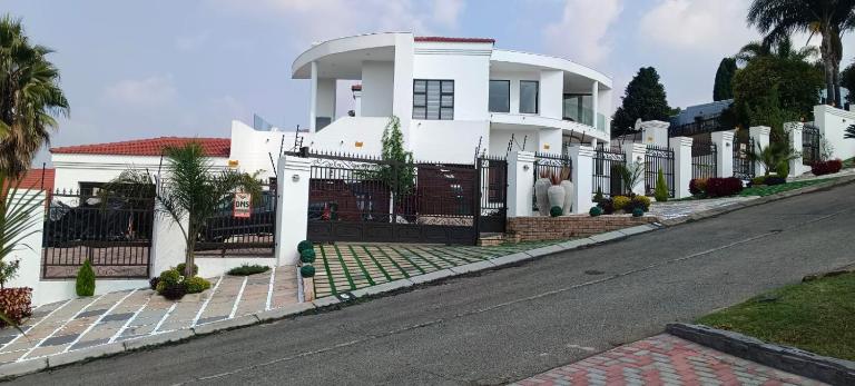 Firebush Lifestyle - Ferienwohnung Krugersdorp